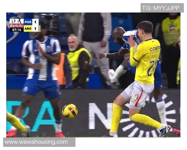 英超激战本菲卡凭点球绝杀波尔图全场沸腾